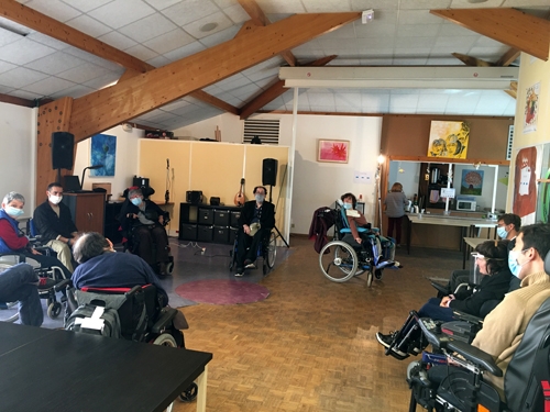 Photo de groupe de l'atelier théâtre à la délégation APF France handicap de Paris