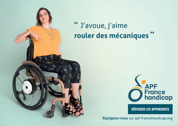 Affiche "J'avoue, j'aime rouler des mécaniques" avec une personne en fauteuil