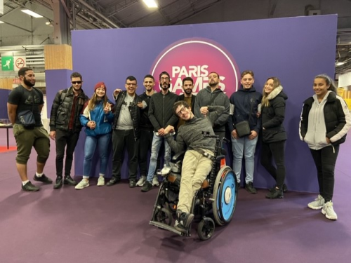 Photo des participants rassemblés par Jason Chemama (fondateur d'Handieasy) à la soirée VIP de la Paris Games Week le 29/10/2019 à Paris Expo, Porte de Versailles