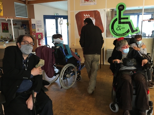 Photo de groupe de l'atelier théâtre à la délégation APF France handicap de Paris